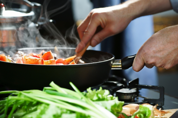 Cinco consejos para combinar comida vegana casera con pienso vegano 